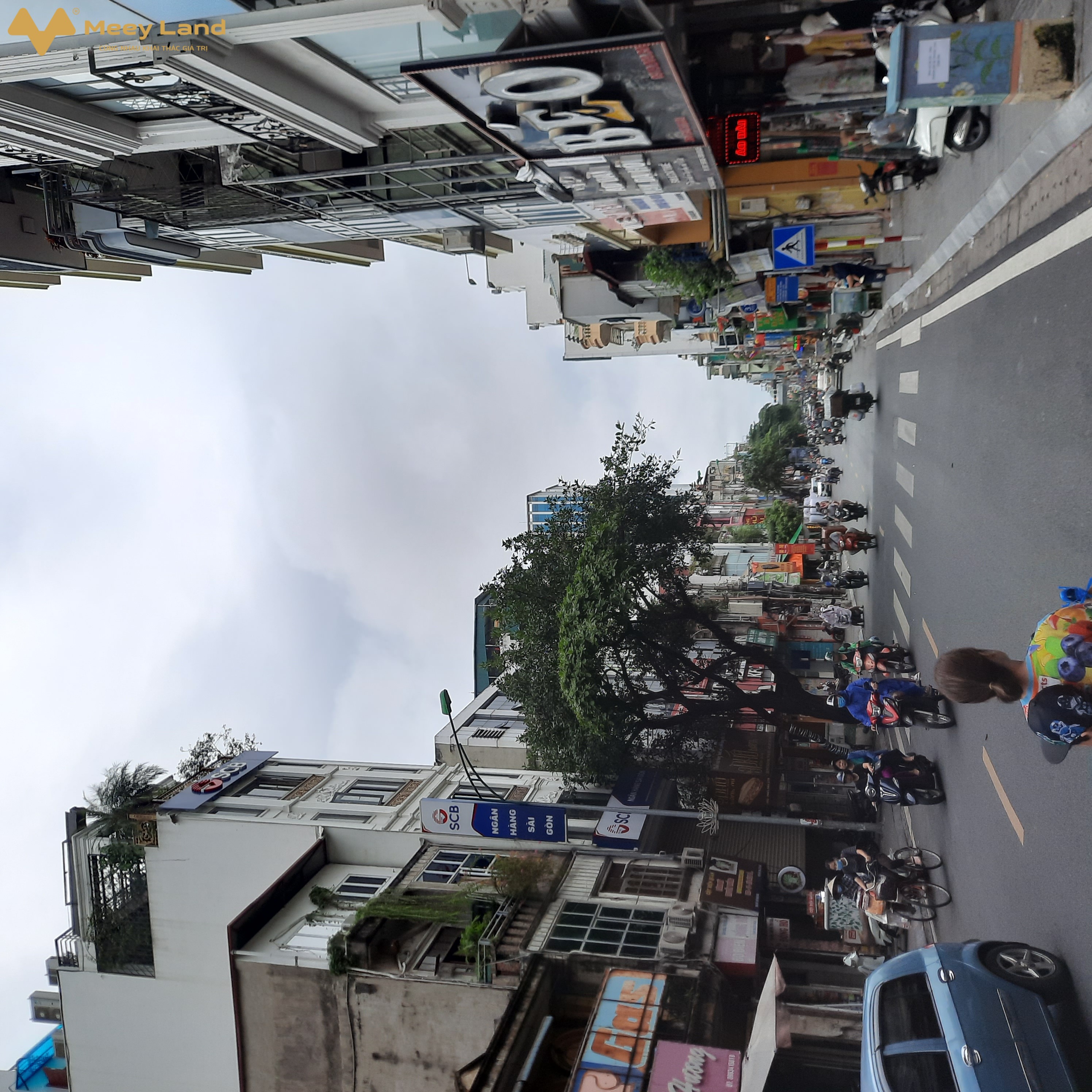 Mô tả:-Hiếm, mặt phố Bạch Mai, sầm uất nhất phố, vỉa hè rộng mênh mông, vị trí gần phố Huế, kinh doanh mọi loại hình đều đỉnh.-Nhà 2 tầng*90m2, mặt tiền 3.7m. Hiện nay tầng 1 đang làm cửa hàng, chủ mới mua về có thể sửa lại để cả 2 tầng làm cửa hàng hoặc xây mới 8 tầng thì hoành tráng nhất phố, cho ngân hàng hoặc công ty thuê thôi thì cứ ngồi mà đếm tiền hàng tháng. -Sổ đỏ đẹp, đang cất kétGiá 21.8 tỷLiên hệ: Nhật Anh – 0988452429