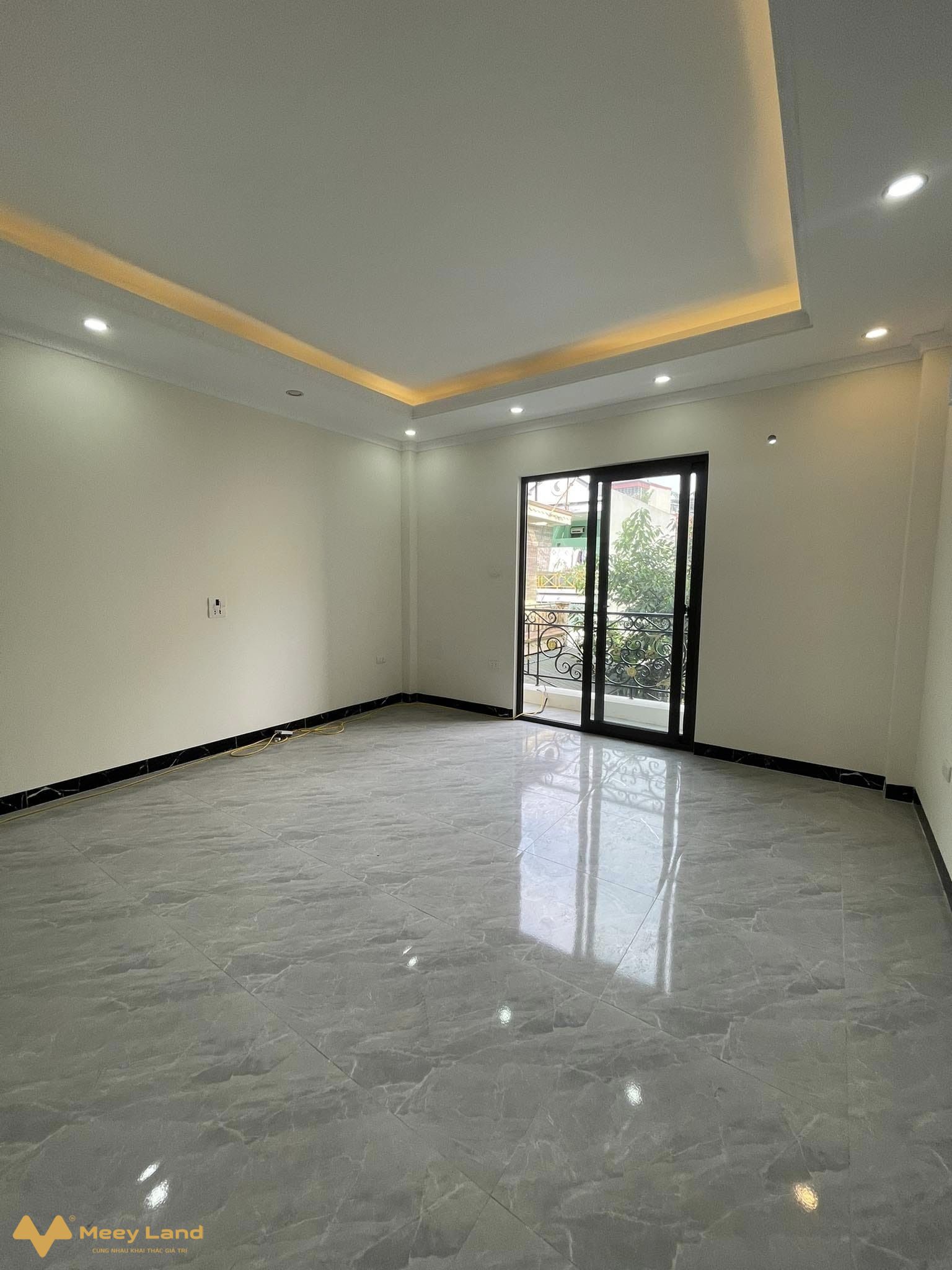 Bán nhà Ngô Gia Tự, Long Biên 55m2, 5 tầng chỉ 9,5 tỷ phía trước thoáng sáng