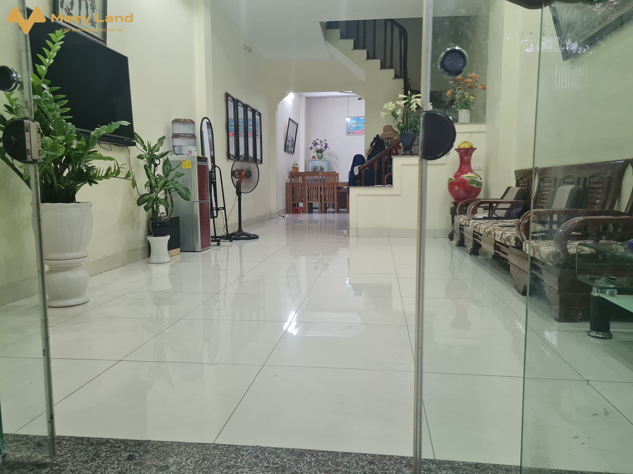 Cần bán gấp nhà Ngô Gia Tự, Long Biên 36m2, 5 tầng chỉ 7,65 tỷ (Tặng lại nội thất)