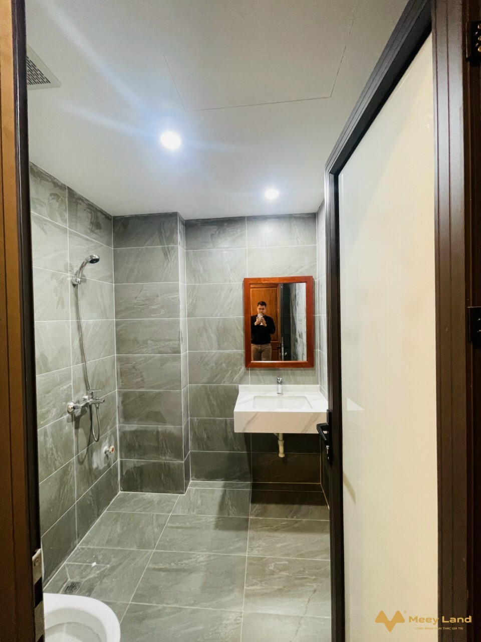 Bán nhà gần chợ Thạch Bàn, Long Biên 5 tầng, 32m2 giá 6,85 tỷ.