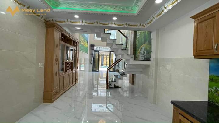 Cần bán gấp nhà đường 385, quận 9, đường ô tô 6m, 3 tầng lầu, 80m2, giá 6,1 tỷ