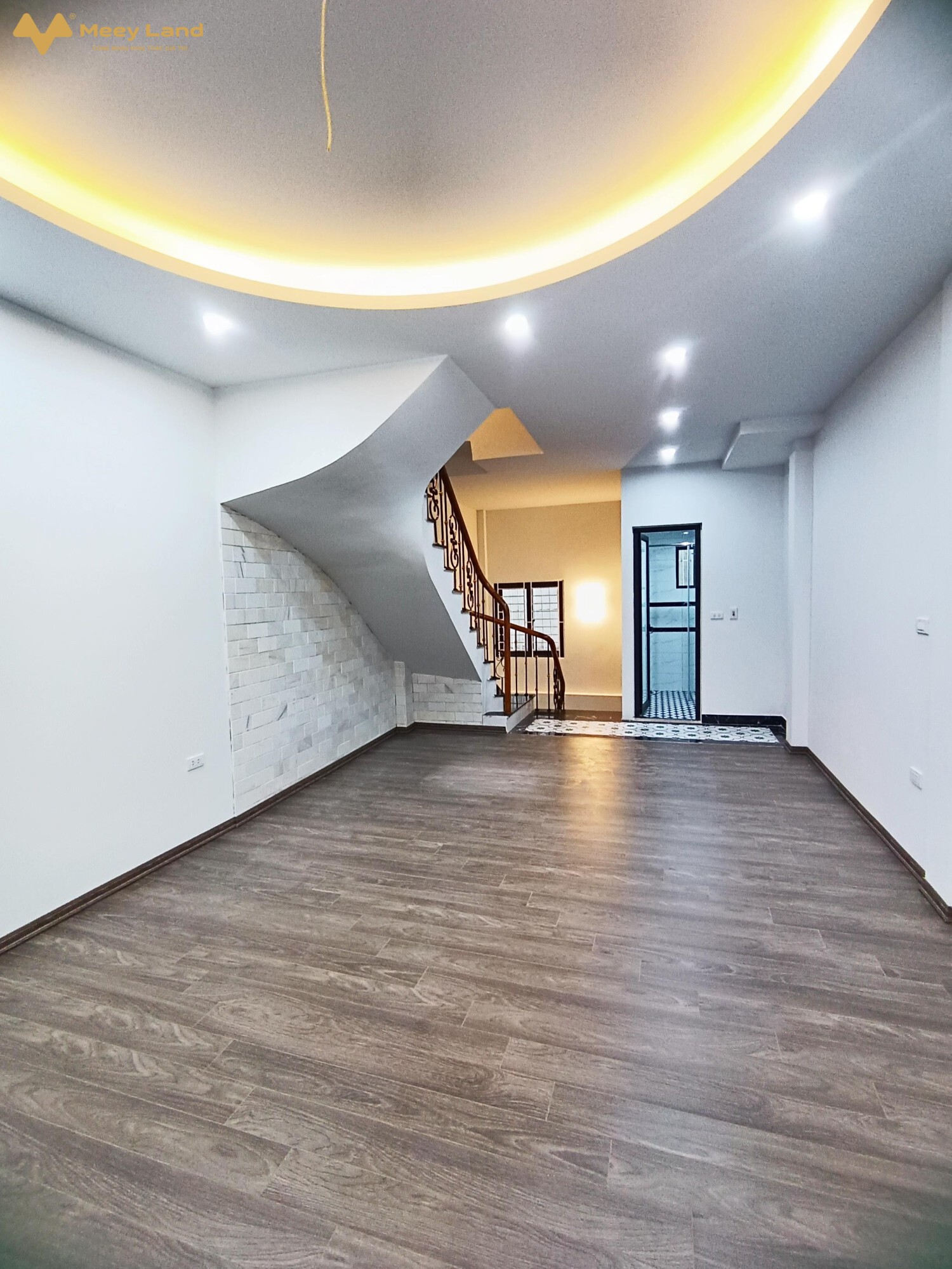 Nhà mới tinh, đẹp như khách sạn 5 sao, ở cực sướng ngõ thông sang phố Lê Thanh Nghị.Ngõ ba gác, cách ô tô dừng đỗ 50m, vị trí trung tâm quận Hai Bà; Hồ Gươm, chợ Mơ, trường Cấp 1,2,3, ĐH Bách Khoa, Xây Dựng, Kinh Tế Quốc Dân, công viên Thống Nhất, Bệnh viện Bạch Mai, Thanh Nhàn nằm trong bán kính 1km, tiện ích vô cùng.Thiết kế:- Tầng 1: Thông sàn + Bếp + WC.- Tầng 2: 1 phòng rất to + WC.- Tầng 3,4: Mỗi tầng 2 phòng ngủ, WC giữa, cầu thang giữa.- Tầng 5: Phòng thờ + sân phơi trước sau.Sổ đỏ pháp lý chuẩn, sẵn sàng giao dịch.Giá 5 tỷLiên hệ: Nhật Anh (50 tuổi) – 0988452429