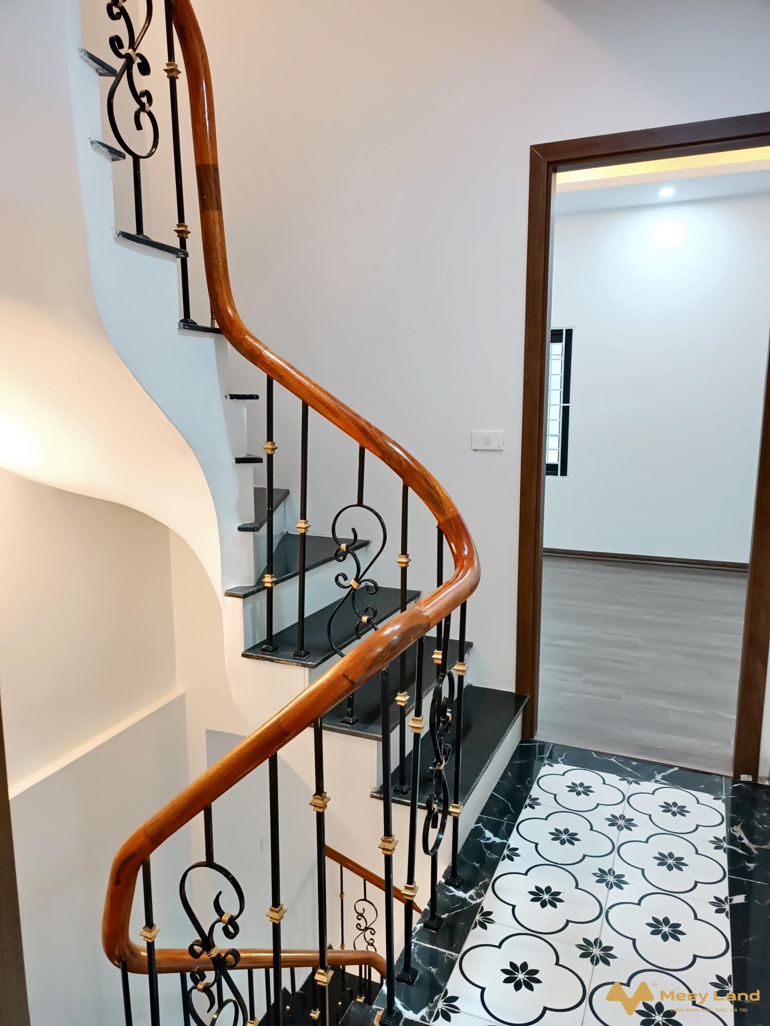 Nhà mới tinh, đẹp như khách sạn 5 sao, ở cực sướng ngõ thông sang phố Lê Thanh Nghị.Ngõ ba gác, cách ô tô dừng đỗ 50m, vị trí trung tâm quận Hai Bà; Hồ Gươm, chợ Mơ, trường Cấp 1,2,3, ĐH Bách Khoa, Xây Dựng, Kinh Tế Quốc Dân, công viên Thống Nhất, Bệnh viện Bạch Mai, Thanh Nhàn nằm trong bán kính 1km, tiện ích vô cùng.Thiết kế:- Tầng 1: Thông sàn + Bếp + WC.- Tầng 2: 1 phòng rất to + WC.- Tầng 3,4: Mỗi tầng 2 phòng ngủ, WC giữa, cầu thang giữa.- Tầng 5: Phòng thờ + sân phơi trước sau.Sổ đỏ pháp lý chuẩn, sẵn sàng giao dịch.Giá 5 tỷLiên hệ: Nhật Anh (50 tuổi) – 0988452429