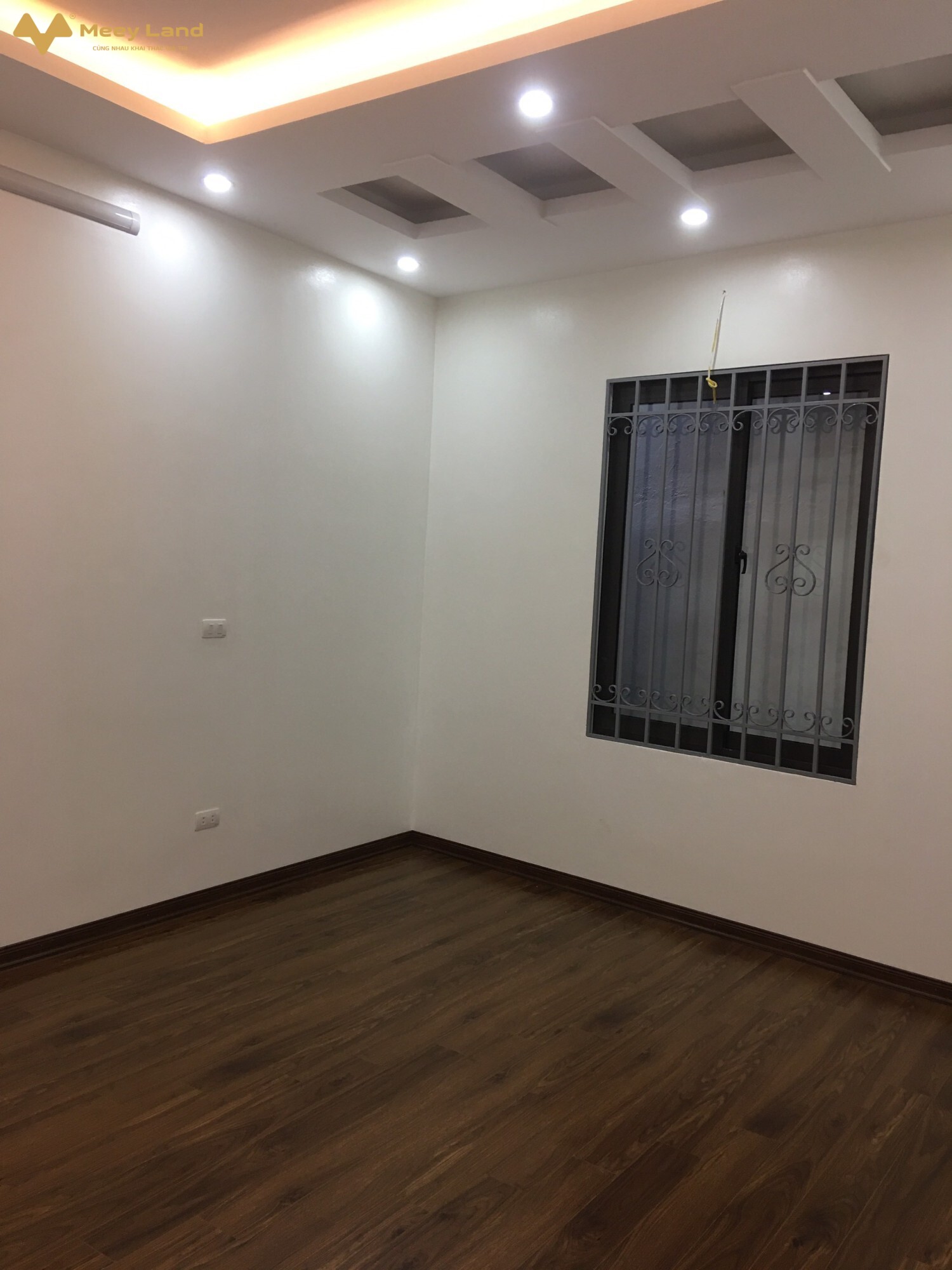 Trung tâm QUẬN HAI BÀ TRƯNG - MỚI KOONG - GẦN PHỐ - NGÕ THÔNG Mô Tả:+ Nhà mới tinh, xây bằng vật liệu rất chất lượng, đẹp hơn khách sạn 5 sao, ở cực sướng.+ Nhà mặt ngõ thông sang ngõ 36 Lê Thanh Nghị.+ Trung tâm quận Hai Bà Trưng, gần phố, gần ô tô đỗ.+ Trung tâm thương Mại, Hồ Gươm, chợ Mơ, trường Cấp 1,2,3, ĐH Bách Khoa, Xây Dựng, Kinh Tế Quốc Dân, công viên Thống Nhất, Bệnh viện Bạch Mai, Thanh Nhàn nằm trong bán kính 1km, tiện ích nhiều vô kể, bạt ngàn dịch vụ, khu vực an ninh tốt.Thiết kế: + Tầng 1: sân để xe, phòng khách, phòng ăn, bếp, wc+ Tầng 1: Phòng khách, phòng bếp, WC+ Tầng 2: 2 phòng ngủ, WC+ Tầng 3: 2 phòng ngủ, WC+ Tầng 4: 2 phòng ngủ, WC+ Tầng 5: phòng thờ, sân phơiPháp lý: sổ nở hậu, pháp lý rõ ràngGiá 5.5 tỷ