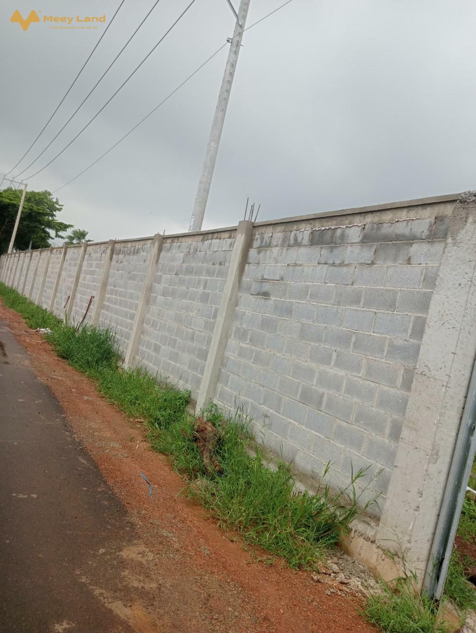 Mô tả nhà :+ Diện tích: 3,2  x 18, nở hậu 3.1m.+ Kết cấu: Cấp 4, 1 PN, 1WC, ở ngay. Nhà 1 đời chủ, chưa qua đầu tư.+ HXH tới cửa, hẻm thẳng 1 trục. Cách hẻm xe tải 4M, 30m ra mặt tiền.+ Pháp lý chuẩn, sổ riêng chính chủ.+ Vị trí: Ngay trung tâm Trường Thọ, đi đâu cũng tiện, gần chợ Thủ Đức. Gần trường học các cấp, trường Cao Đẳng, Đại học, nhà thờ..... 20 phút vào Sân bay.+ Giá bán : 3,7 tỷ.(Giá cũ 3,95 tỷ )+ Liên hệ Cao Lâm 0943642255 để được tư vấn và hướng dẫn xem nhà.Cám ơn Vì đã xem tin.