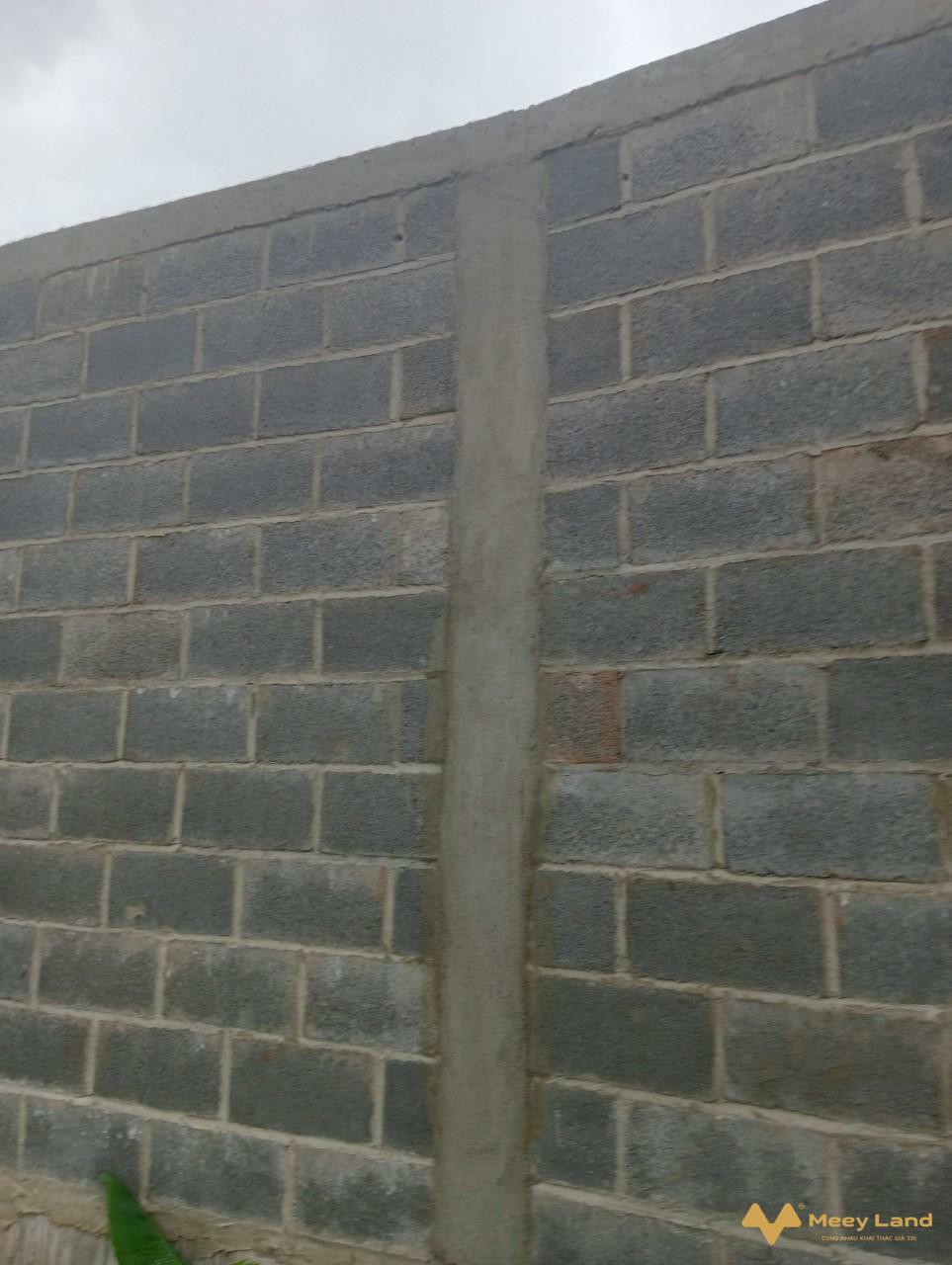 Mô tả nhà :+ Diện tích: 3,2  x 18, nở hậu 3.1m.+ Kết cấu: Cấp 4, 1 PN, 1WC, ở ngay. Nhà 1 đời chủ, chưa qua đầu tư.+ HXH tới cửa, hẻm thẳng 1 trục. Cách hẻm xe tải 4M, 30m ra mặt tiền.+ Pháp lý chuẩn, sổ riêng chính chủ.+ Vị trí: Ngay trung tâm Trường Thọ, đi đâu cũng tiện, gần chợ Thủ Đức. Gần trường học các cấp, trường Cao Đẳng, Đại học, nhà thờ..... 20 phút vào Sân bay.+ Giá bán : 3,7 tỷ.(Giá cũ 3,95 tỷ )+ Liên hệ Cao Lâm 0943642255 để được tư vấn và hướng dẫn xem nhà.Cám ơn Vì đã xem tin.