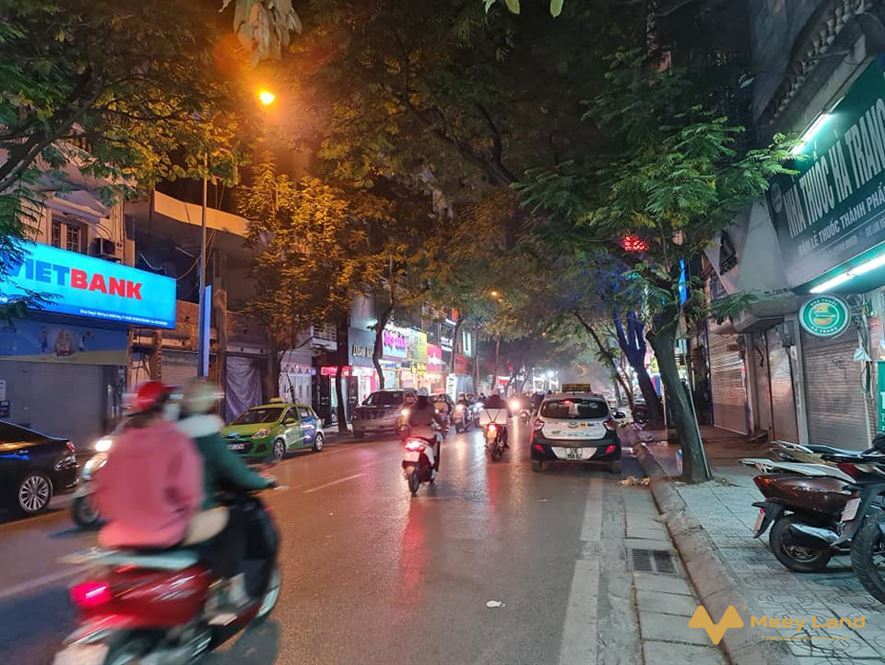 MẶT PHỐ, TRUNG TÂM, KINH DOANH SẦM UẤT, 2 MẶT TIỀN+ Vị trí: nhà mặt phố Lạc Trung, vỉa hè rộng, kinh doanh đa ngành đều tuyệt vời. Nhà gồm 1 mặt phố 1 mặt ngõ ô tô 4 chỗ qua. Trung tâm rất nhiều tiện ích. Gần Times City, gần các trường học, bệnh viện. Tương lại rạng ngời.+ Nhà 2 tầng. Bán đất tặng nhà. Nhà gồm phần phía ngoài, phần phía trong là sân và cửa ra ngõ sau.+ Tầng 1 đang làm cửa hàng, tầng 2 để ở+ Sổ đỏ chính chủ, nở hậu nhẹGiá: 15 tỷLiên hệ: Nhật Anh (50 tuổi) - 0988452429