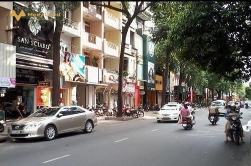 MẶT PHỐ, TRUNG TÂM, KINH DOANH SẦM UẤT, 2 MẶT TIỀN+ Vị trí: nhà mặt phố Lạc Trung, vỉa hè rộng, kinh doanh đa ngành đều tuyệt vời. Nhà gồm 1 mặt phố 1 mặt ngõ ô tô 4 chỗ qua. Trung tâm rất nhiều tiện ích. Gần Times City, gần các trường học, bệnh viện. Tương lại rạng ngời.+ Nhà 2 tầng. Bán đất tặng nhà. Nhà gồm phần phía ngoài, phần phía trong là sân và cửa ra ngõ sau.+ Tầng 1 đang làm cửa hàng, tầng 2 để ở+ Sổ đỏ chính chủ, nở hậu nhẹGiá: 15 tỷLiên hệ: Nhật Anh (50 tuổi) - 0988452429