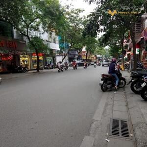 MẶT PHỐ, TRUNG TÂM, KINH DOANH SẦM UẤT, 2 MẶT TIỀN+ Vị trí: nhà mặt phố Lạc Trung, vỉa hè rộng, kinh doanh đa ngành đều tuyệt vời. Nhà gồm 1 mặt phố 1 mặt ngõ ô tô 4 chỗ qua. Trung tâm rất nhiều tiện ích. Gần Times City, gần các trường học, bệnh viện. Tương lại rạng ngời.+ Nhà 2 tầng. Bán đất tặng nhà. Nhà gồm phần phía ngoài, phần phía trong là sân và cửa ra ngõ sau.+ Tầng 1 đang làm cửa hàng, tầng 2 để ở+ Sổ đỏ chính chủ, nở hậu nhẹGiá: 15 tỷLiên hệ: Nhật Anh (50 tuổi) - 0988452429