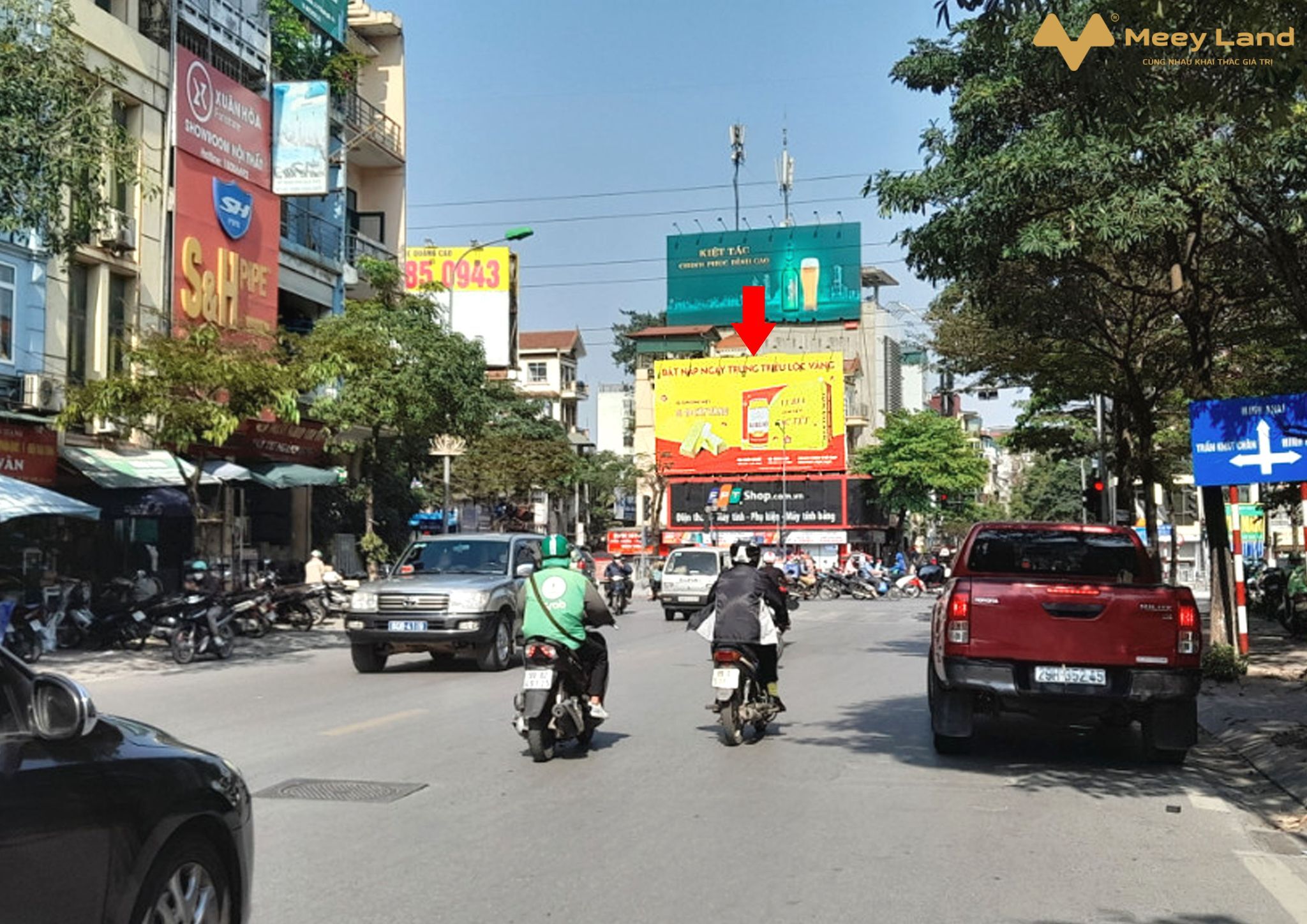 MẶT PHỐ, TRUNG TÂM, KINH DOANH SẦM UẤT, 2 MẶT TIỀN+ Vị trí: nhà mặt phố Lạc Trung, vỉa hè rộng, kinh doanh đa ngành đều tuyệt vời. Nhà gồm 1 mặt phố 1 mặt ngõ ô tô 4 chỗ qua. Trung tâm rất nhiều tiện ích. Gần Times City, gần các trường học, bệnh viện. Tương lại rạng ngời.+ Nhà 2 tầng. Bán đất tặng nhà. Nhà gồm phần phía ngoài, phần phía trong là sân và cửa ra ngõ sau.+ Tầng 1 đang làm cửa hàng, tầng 2 để ở+ Sổ đỏ chính chủ, nở hậu nhẹGiá: 15 tỷLiên hệ: Nhật Anh (50 tuổi) - 0988452429