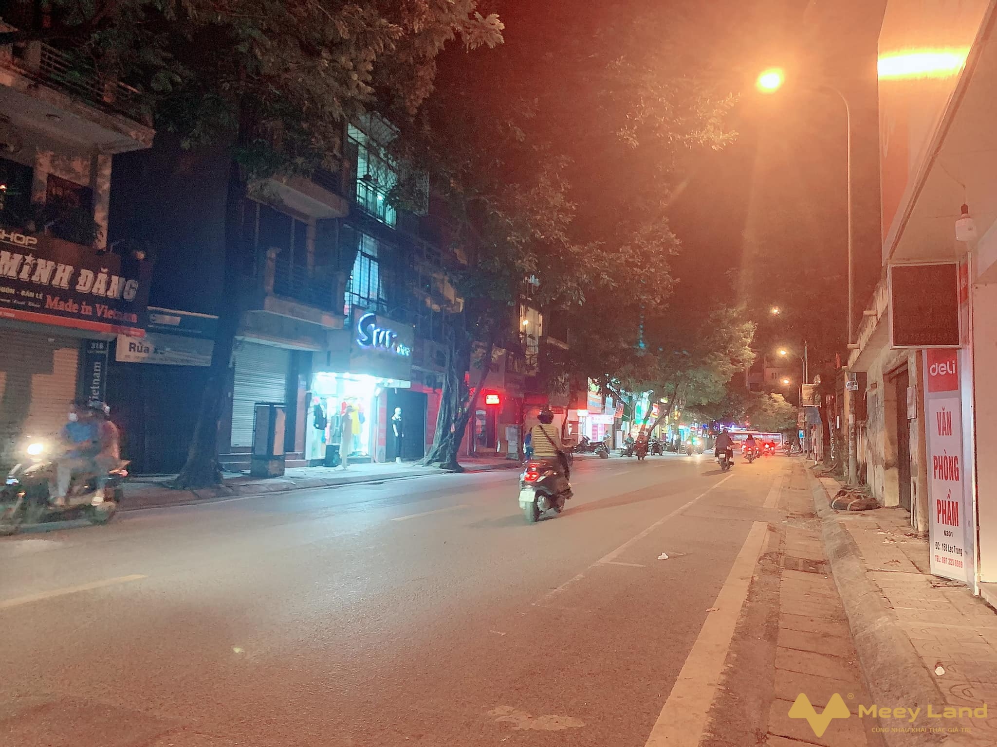 MẶT PHỐ, TRUNG TÂM, KINH DOANH SẦM UẤT, 2 MẶT TIỀN+ Vị trí: nhà mặt phố Lạc Trung, vỉa hè rộng, kinh doanh đa ngành đều tuyệt vời. Nhà gồm 1 mặt phố 1 mặt ngõ ô tô 4 chỗ qua. Trung tâm rất nhiều tiện ích. Gần Times City, gần các trường học, bệnh viện. Tương lại rạng ngời.+ Nhà 2 tầng. Bán đất tặng nhà. Nhà gồm phần phía ngoài, phần phía trong là sân và cửa ra ngõ sau.+ Tầng 1 đang làm cửa hàng, tầng 2 để ở+ Sổ đỏ chính chủ, nở hậu nhẹGiá: 15 tỷLiên hệ: Nhật Anh (50 tuổi) - 0988452429