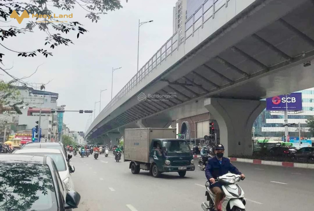 NHÀ MẶT PHỐ- VỈA HÈ RỘNG 5M - KINH DOANH ĐỈNH - THÍCH HỢP XÂY TOÀ NHÀ KINH DOANH DÒNG TIỀNMô tả: Minh khai là con phố 2 chiều, qui hoạch ổn định với 8 làn xe oto, vị trí trung tâm bạt ngàn tiện ích như gần các trường học, siêu thị, trung tâm thương mại, hàng xóm của Times City, nên kinh doanh gì cũng ngon. - Vỉa hè cực rộng, làm sân bóng được.- Nhà cấp 4 lên rất thích hợp đập đi xây toà dịch vụ 7-9 tầng, hàng tháng chỉ việc đếm tiền.- Nhà cấp 4, xác định bán đất nên không có gì để mô tả.Sổ đỏ nở hậu, pháp lý rõ ràng, sẵn sàng giao dịch!Giá 25.5 tỷLiên hệ: Nhật Anh (50 tuổi) - 0988452429