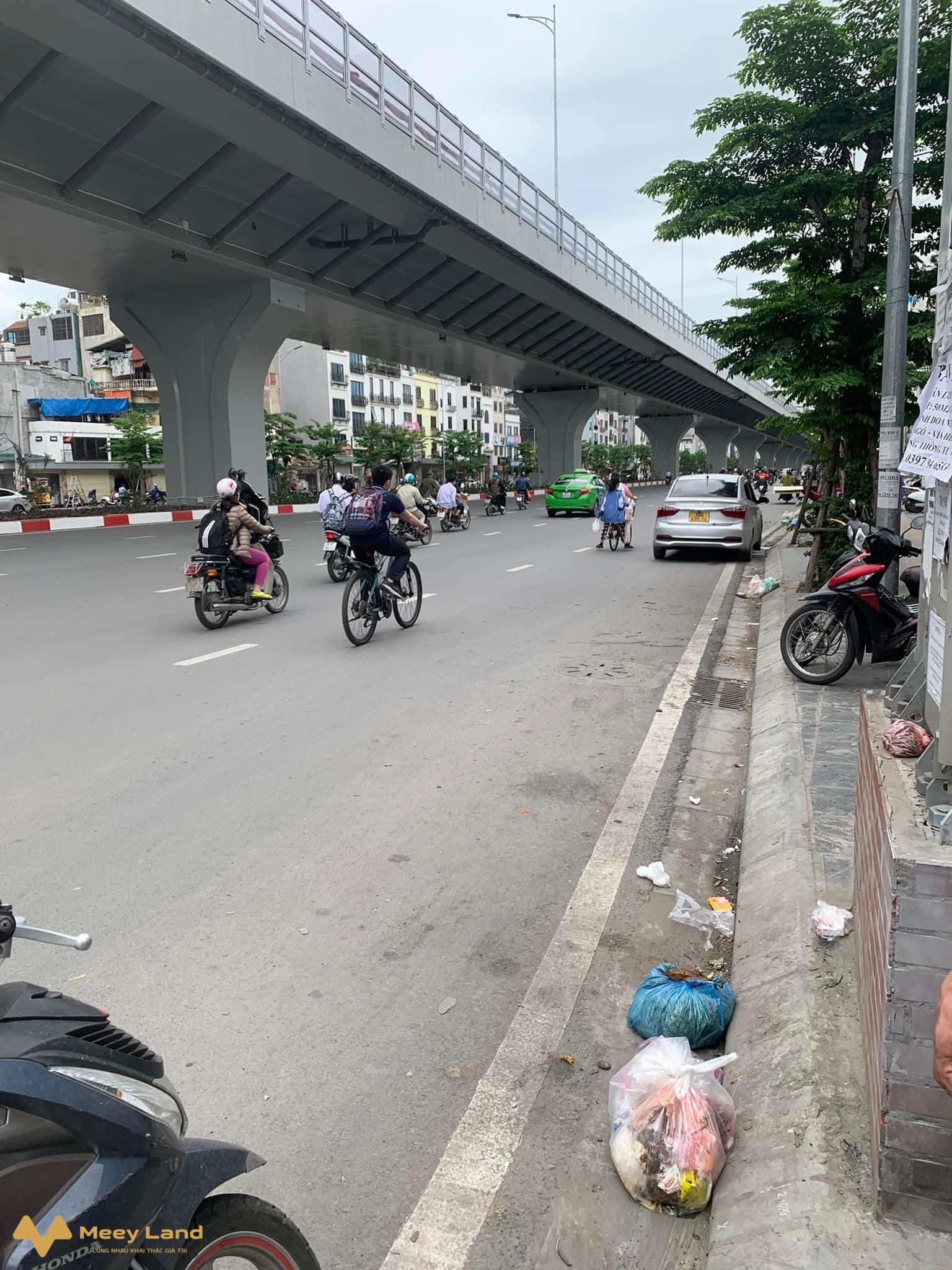 NHÀ MẶT PHỐ- VỈA HÈ RỘNG 5M - KINH DOANH ĐỈNH - THÍCH HỢP XÂY TOÀ NHÀ KINH DOANH DÒNG TIỀNMô tả: Minh khai là con phố 2 chiều, qui hoạch ổn định với 8 làn xe oto, vị trí trung tâm bạt ngàn tiện ích như gần các trường học, siêu thị, trung tâm thương mại, hàng xóm của Times City, nên kinh doanh gì cũng ngon. - Vỉa hè cực rộng, làm sân bóng được.- Nhà cấp 4 lên rất thích hợp đập đi xây toà dịch vụ 7-9 tầng, hàng tháng chỉ việc đếm tiền.- Nhà cấp 4, xác định bán đất nên không có gì để mô tả.Sổ đỏ nở hậu, pháp lý rõ ràng, sẵn sàng giao dịch!Giá 25.5 tỷLiên hệ: Nhật Anh (50 tuổi) - 0988452429