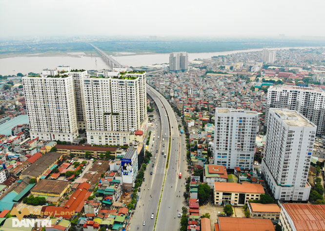 NHÀ MẶT PHỐ- VỈA HÈ RỘNG 5M - KINH DOANH ĐỈNH - THÍCH HỢP XÂY TOÀ NHÀ KINH DOANH DÒNG TIỀNMô tả: Minh khai là con phố 2 chiều, qui hoạch ổn định với 8 làn xe oto, vị trí trung tâm bạt ngàn tiện ích như gần các trường học, siêu thị, trung tâm thương mại, hàng xóm của Times City, nên kinh doanh gì cũng ngon. - Vỉa hè cực rộng, làm sân bóng được.- Nhà cấp 4 lên rất thích hợp đập đi xây toà dịch vụ 7-9 tầng, hàng tháng chỉ việc đếm tiền.- Nhà cấp 4, xác định bán đất nên không có gì để mô tả.Sổ đỏ nở hậu, pháp lý rõ ràng, sẵn sàng giao dịch!Giá 25.5 tỷLiên hệ: Nhật Anh (50 tuổi) - 0988452429