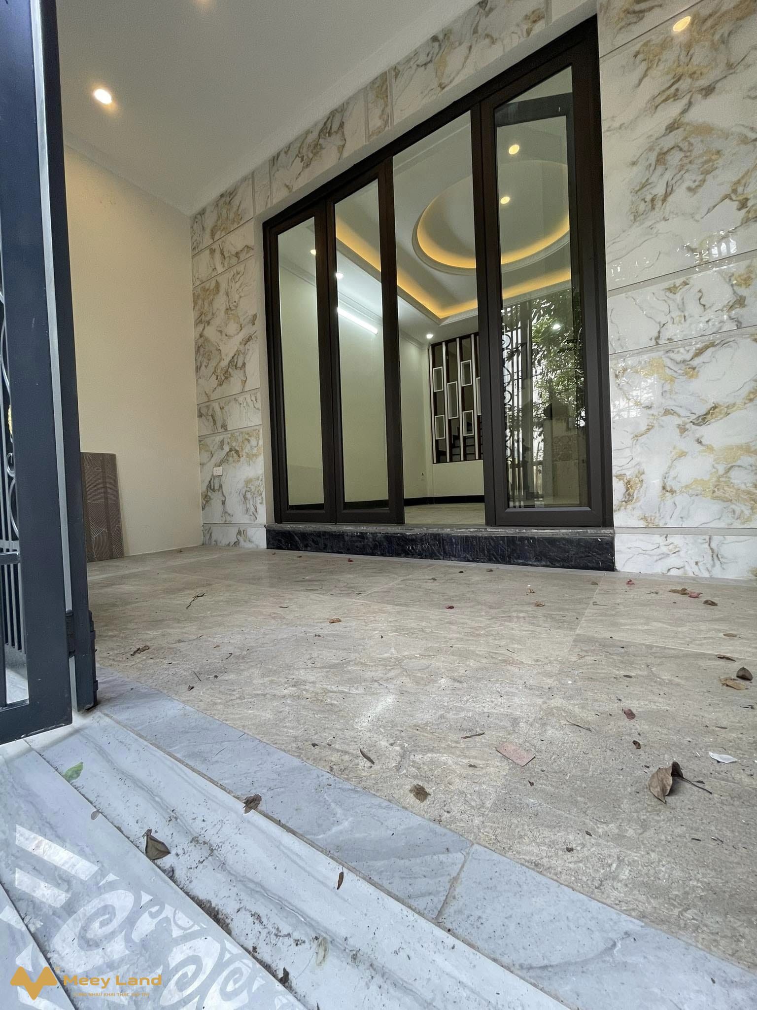 Bán nhà Ngô Gia Tự, Long Biên 55m2, 5 tầng chỉ 9,5 tỷ phía trước thoáng sáng