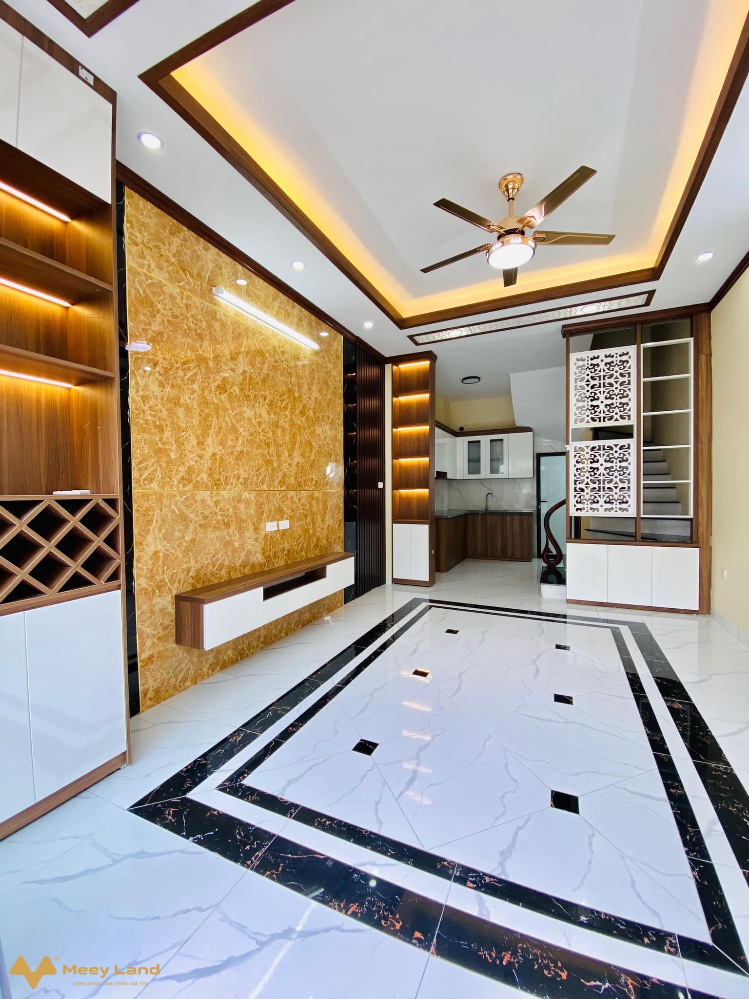 Bán nhà gần chợ Thạch Bàn, Long Biên 5 tầng, 32m2 giá 6,85 tỷ.