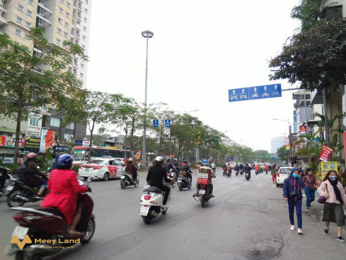 Bán gấp nhà mặt phố Đại Cồ Việt 90m2, 3 tầng, mặt tiền 4,8m, giá 25 tỷ