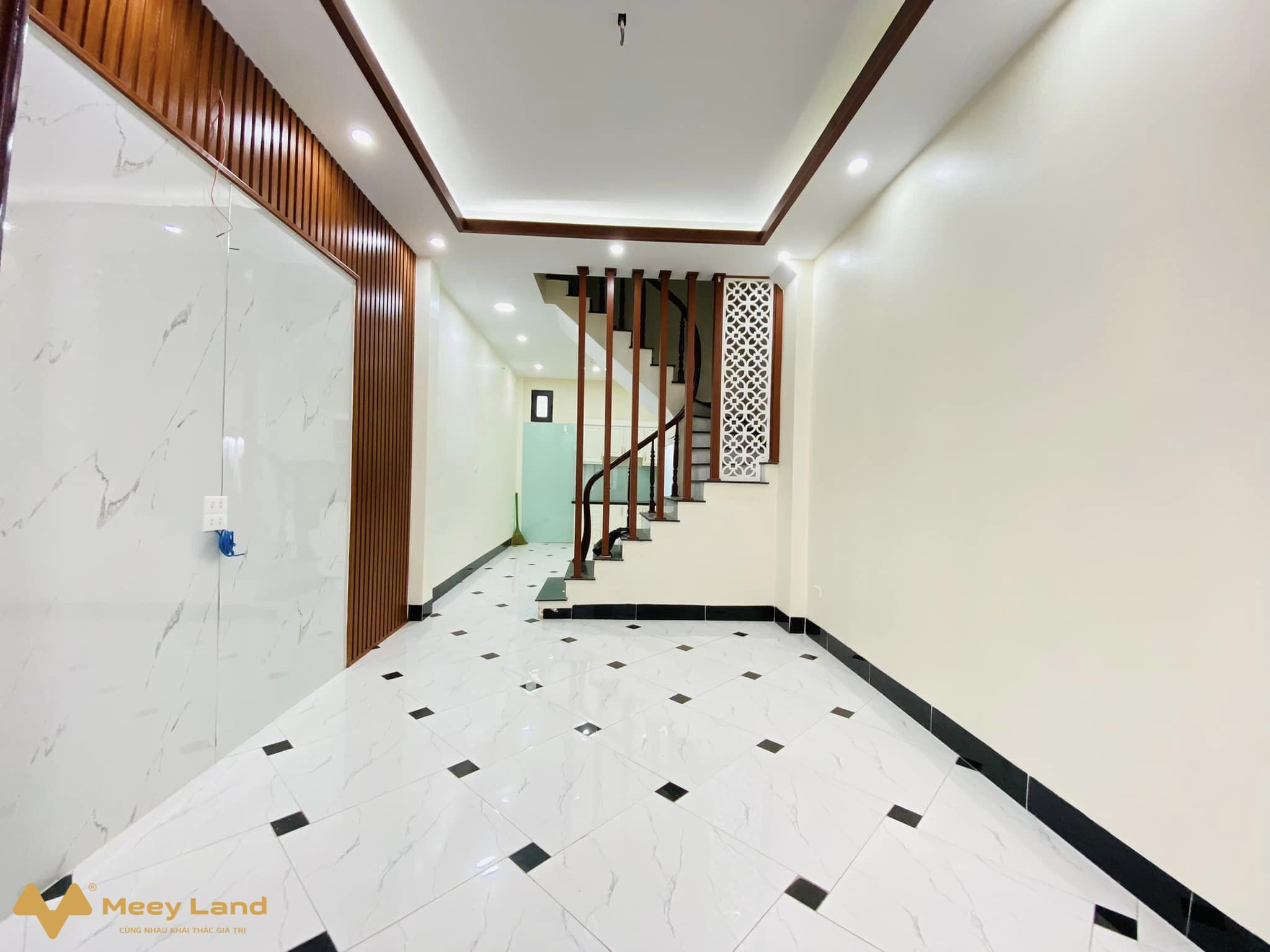 Bán nhà Ngô Gia Tự, Long Biên 38m2, 5 tầng chỉ 7,6 tỷ - Cam kết chuẩn