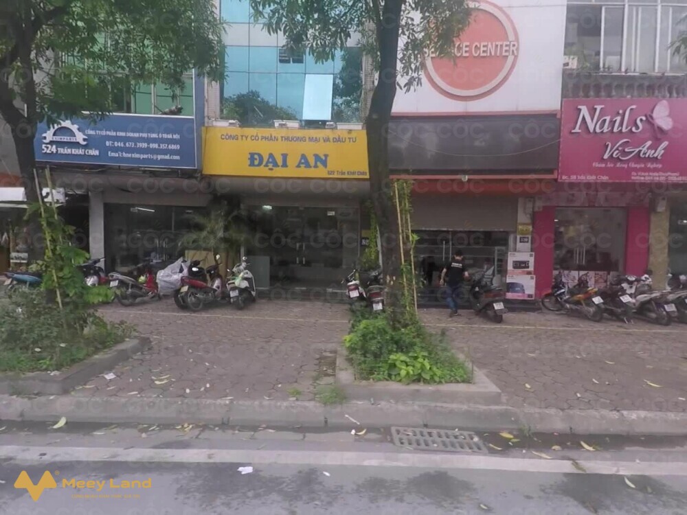 MẶT PHỐ - LÔ GÓC - BÁN ĐẤT TẶNG NHÀ - SIÊU VIP+ Hướng: Bắc. + Nhà măt phố Trần Khát Chân, nằm ở vị trí trung tâm Quận Hai Bà Trưng, kinh doanh đỉnh loại hình gì cũng ổn, sầm uất ngày đêm. Mặt phố to, lô góc. Hạ tầng xung quanh đã đang đồng bộ và phát triển, gần cực kỳ nhiều tòa nhà văn phòng, TTTM lớn. + Bán đất tặng nhà: - Tầng 1: Đang cho thuê làm cửa hàng, 1 wc. - Tầng 2: 1 phòng, 1 wc.- Tầng 3: 1 phòng, 1 sân phơi. + Sổ đỏ đẹp đang cất két.Giá: 20 tỷ, 285 tr/m2, ngon nhất phố Trần Khát ChânLiên hệ: Nhật Anh (50 tuổi) - 0988452429