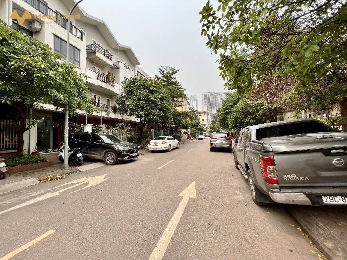 Bán LK HUD Xuân Phương 100M2 4 Tầng, Kinh doanh,Văn Phòng,Nhà Hàng Vỉa Hè 4M- Nhà vị trí đẹp, sát công viên vườn hoa, phân lô, ô tô tải chạy vòng quanh.- Thiết kế: + T1 khách + bếp cầu thang giữa, vệ sinh.+ T2+3 gồm 4 phòng ngủ vệ sinh giữa+ T4: phòng thờ sân phơi- Diện tích mặt sàn xây dựng 75m2, thoáng trước sau.- Sổ phân lô, vuông đét mt 5m. - Hiện đang cho thuê 12tr/ tháng cho khách làm văn phòng cty.- Giá nhà 8 tỷ 400 triệu ( có thỏa thuận).- Gọi ngay em Vượng (24/24) để xem nhà trực tiếp- SĐT/zalo 033-388-1623#hànội #muanhà #muađất #bánnhà #bánđất #namtừliêm #bắctừliêm #hoàiđức #cầugiấy #nhàđẹp #đấtđẹp #2tỷ #3tỷ #1tỷ #4tỷ #bấtđộngsản #mỹđình #vinhomes