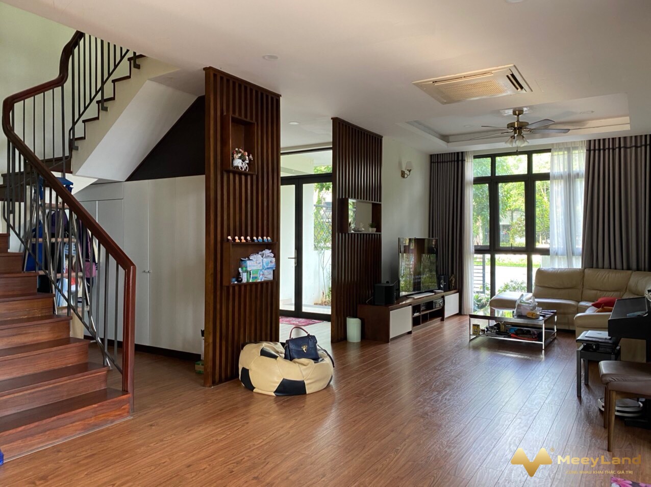 Bán biệt thự Vinhomes Thăng Long, mặt hồ, full nội thất, giá tốt