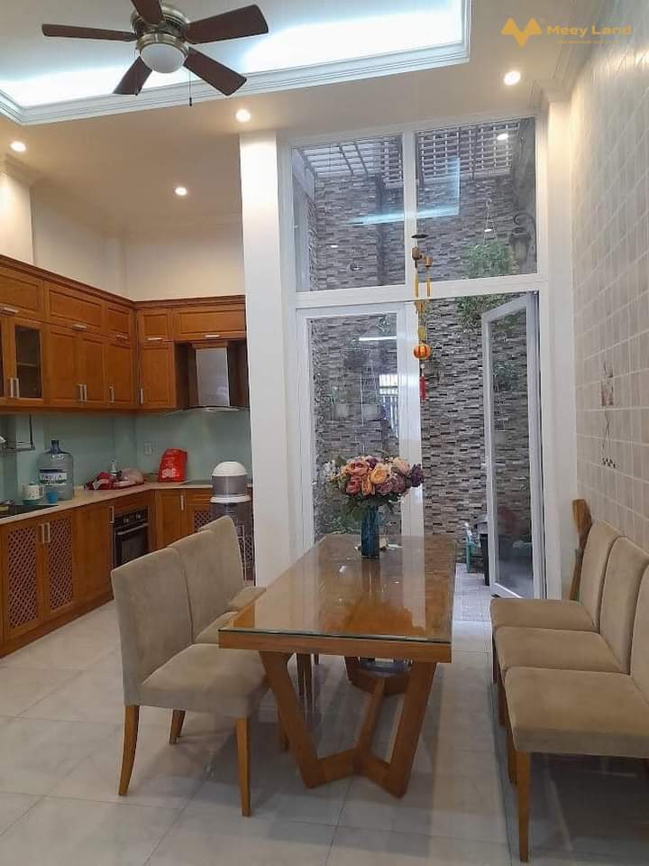 Cần bán gấp nhà đường Lê Văn Việt, quận 9, đường ô tô 6m, 3 tầng lầu, 65m2, giá 4,3 tỷ