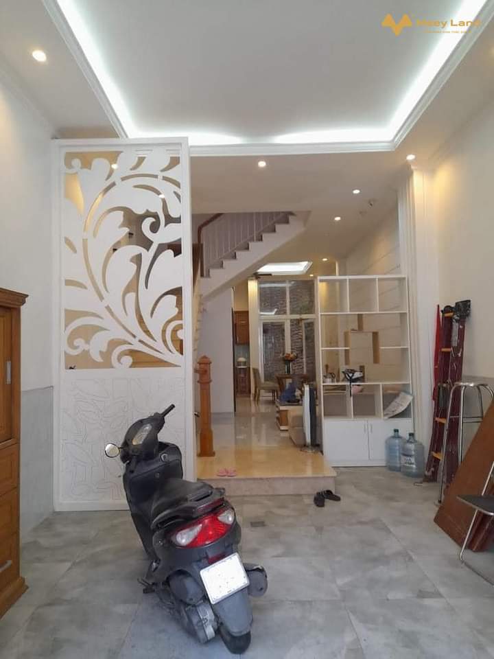 Cần bán gấp nhà đường Lê Văn Việt, quận 9, đường ô tô 6m, 3 tầng lầu, 65m2, giá 4,3 tỷ