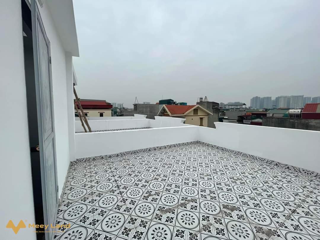Bán nhà Tây Mô, Nam Từ Liêm 32M 5 Tầng, Ô tô đỗ cửa, view thoáng, nội thất đẹp- Nhà xây 5 Tầng: 4 phòng, 3 nhà tắm, sân phơi, phòng thờ, - Ngõ trước nhà rộng thoáng, ô tô đỗ.- Nhà tự xây chắc chắn, hai mặt thoáng, anh sáng tự nhiên.- Tiện ích đầy đủ, trường học các cấp, chợ buôn bán cả ngày- Giá nhà 3 tỷ 50 triệu ( bao chí phí chuyển nhượng).Liên Hệ :  Em Vượng SDT 033-388-1623   (có zalo).- Tư vấn mua bán nhà đất.