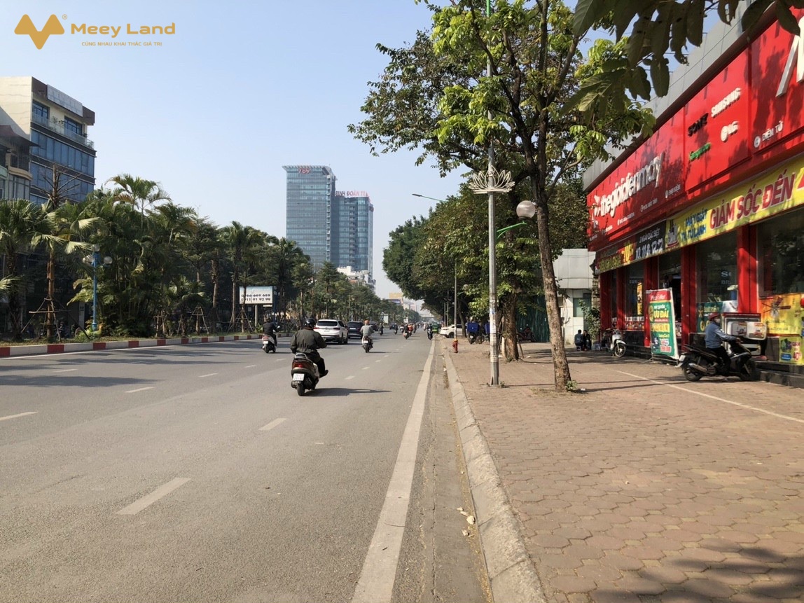 Mặt phố Hoàng Quốc Việt, vị trí đắc địa, ngay ngã tư, lô góc, cho thuê 2 tỷ/năm