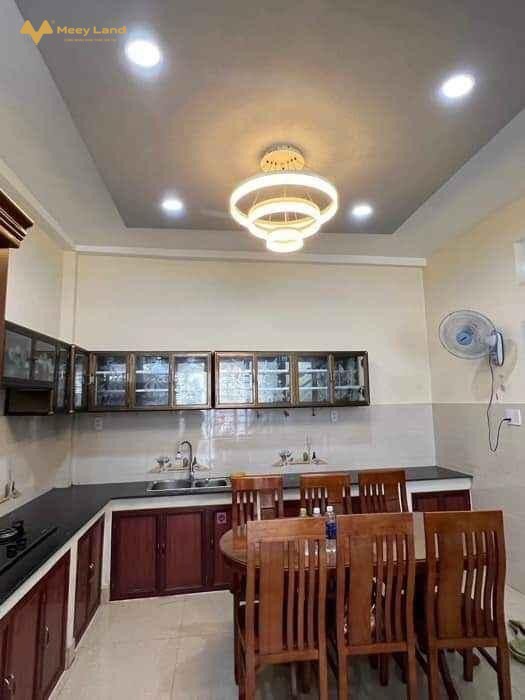 Cần bán gấp khách sạn mặt đường 494 Lê Văn Việt Quận 9, 110m2, 4 tầng 17 tỷ