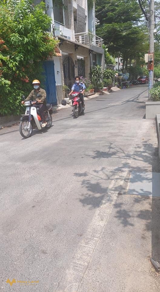 Cần bán gấp nhà đường 385 quận 9, 48m2, 3 tầng hẻm 8m, 5 tỷ