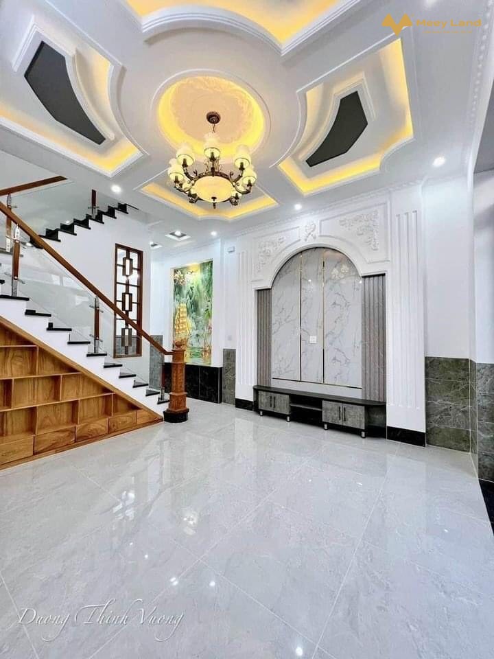 Cần bán gấp nhà đường 102 quận 9, 90m2, 2 tầng hẻm 8m, 4,5 tỷ