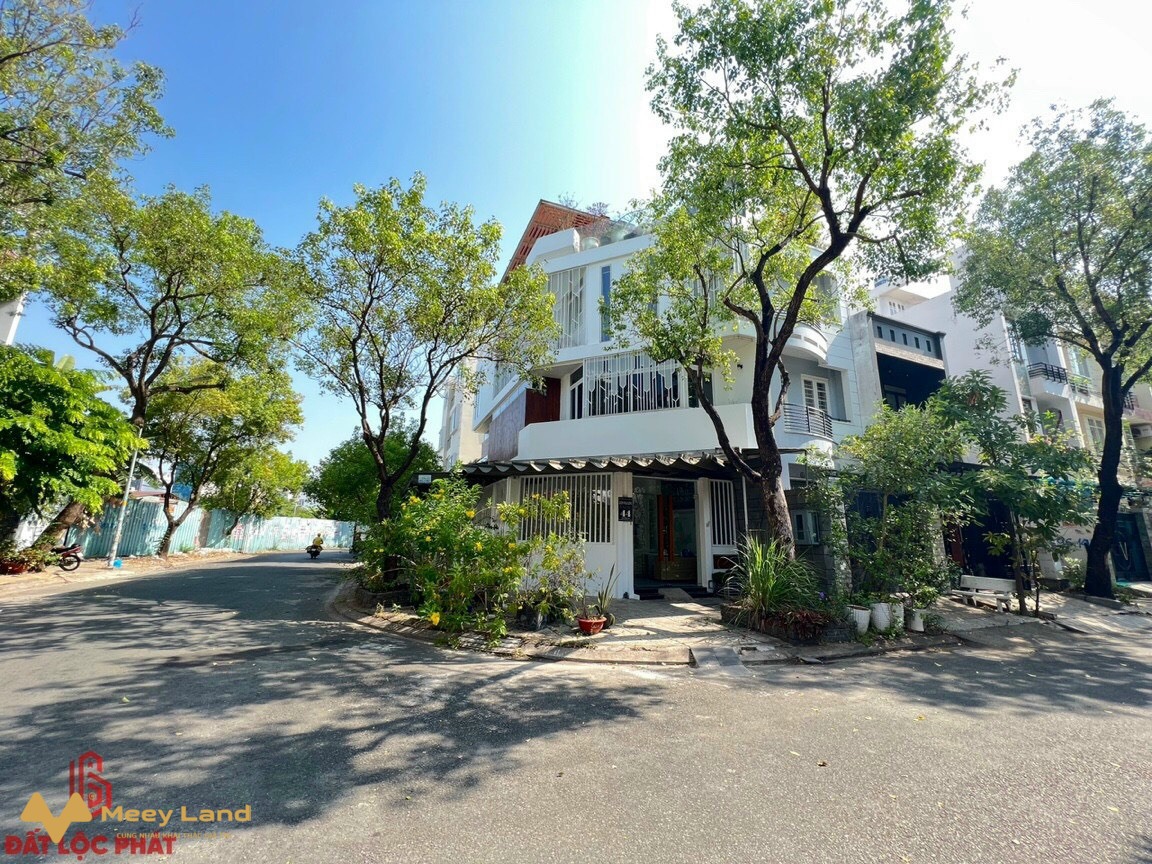 Nhà góc 2 mặt tiền 6m x 19m, 3 lầu, phường Tân Phong, quận 7