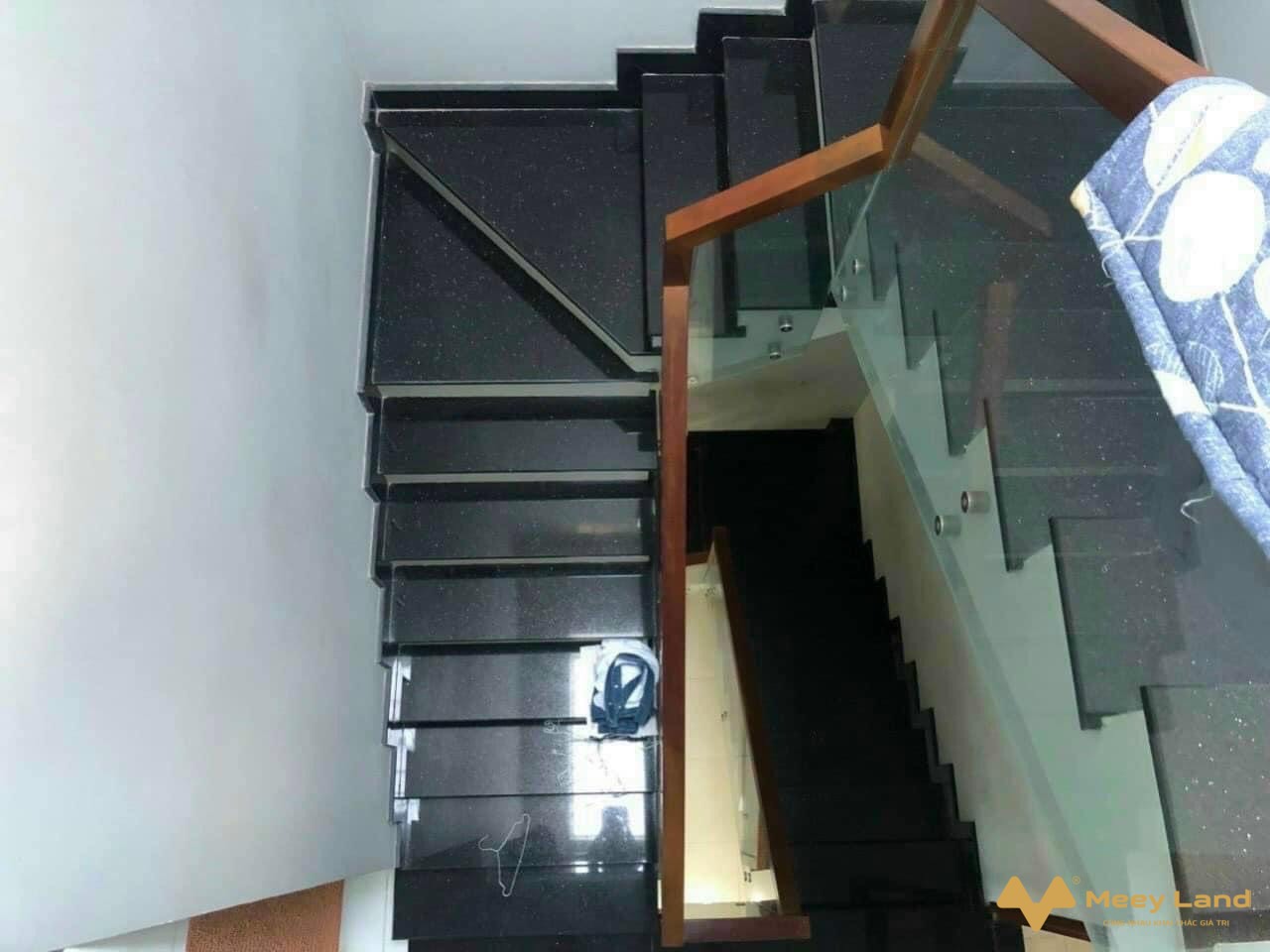 Cần bán gấp nhà đường 385, quận 9, 63m2, 2 tầng, hẻm 8m, giá 5,5 tỷ