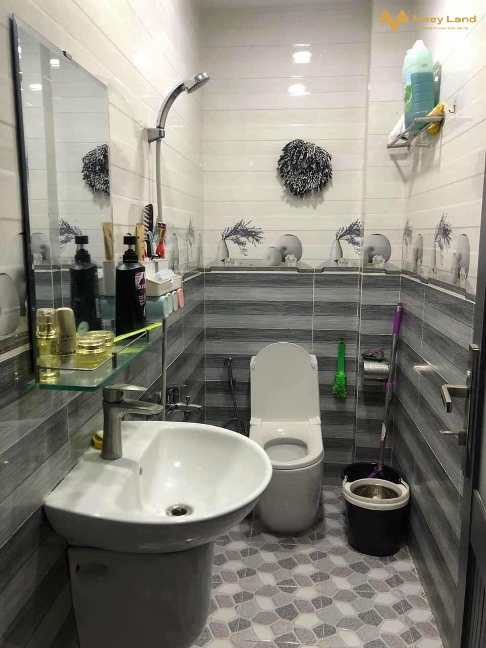 Cần bán gấp nhà đường 385, quận 9, 63m2, 2 tầng, hẻm 8m, giá 5,5 tỷ