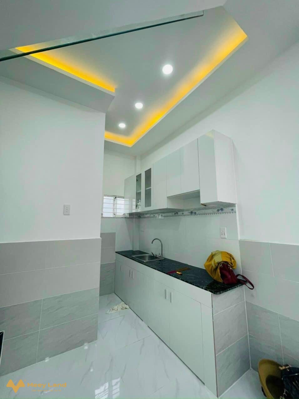 Cần bán gấp nhà đường 160 Quận 9, 60m2, 4 tầng hẻm 8m, 5 tỷ