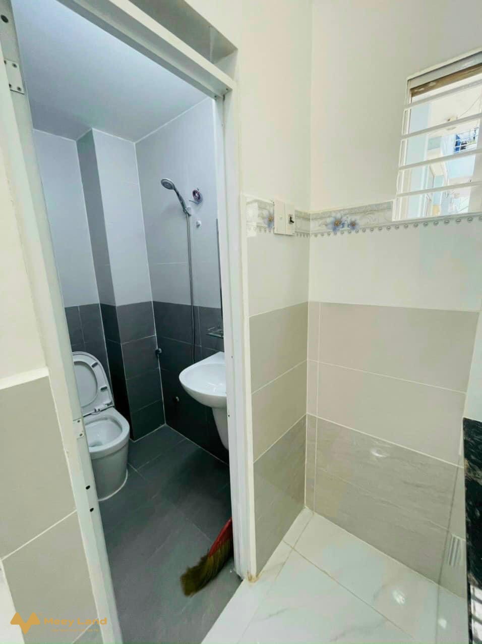 Cần bán gấp nhà đường 160 Quận 9, 60m2, 4 tầng hẻm 8m, 5 tỷ