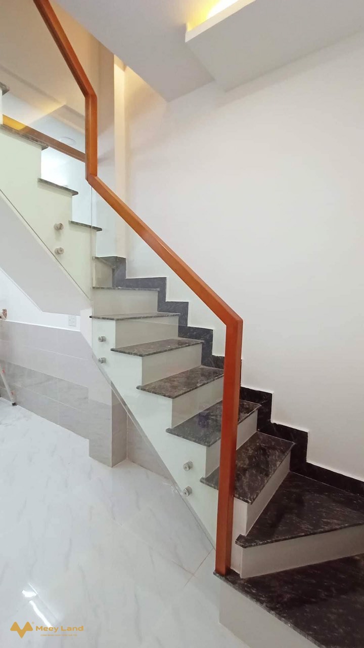 Cần bán gấp nhà đường 160 Quận 9, 60m2, 4 tầng hẻm 8m, 5 tỷ