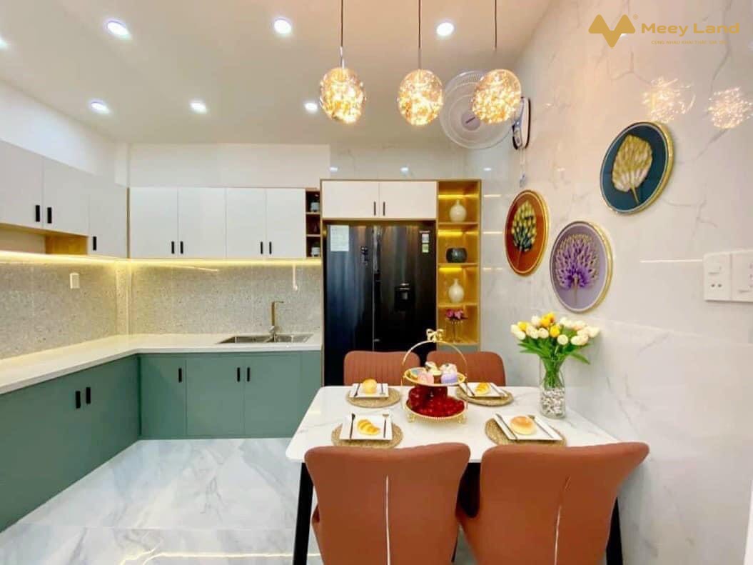 Cần bán gấp nhà đường 102 quận 9, diện tích 60m2, 2 tầng hẻm 8m, 5,3 tỷ