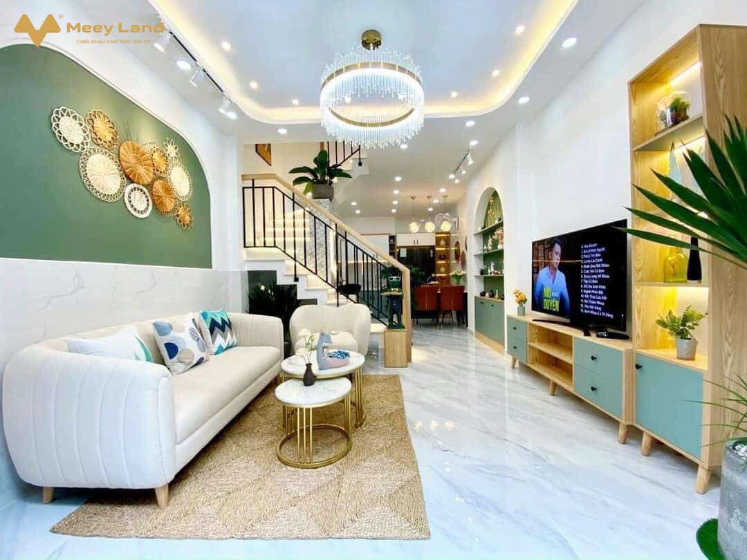 Cần bán gấp nhà đường 102 quận 9, diện tích 60m2, 2 tầng hẻm 8m, 5,3 tỷ