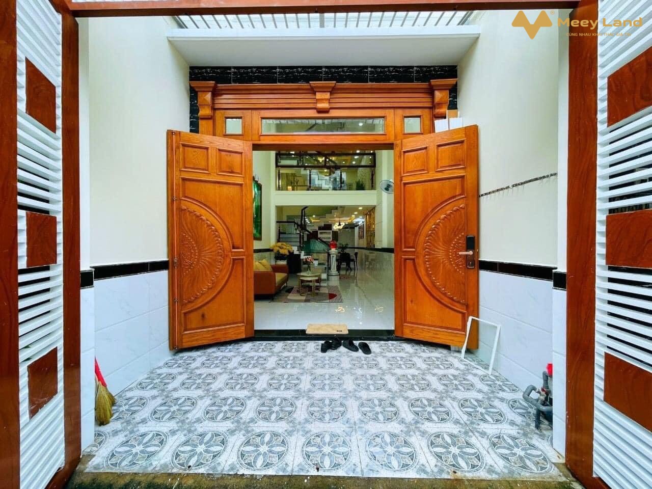 Bán gấp nhà đường Nguyễn Văn Tăng, phường Long Thạnh Mỹ, quận 9, 67m2, 4 tầng, giá 6,5 tỷ