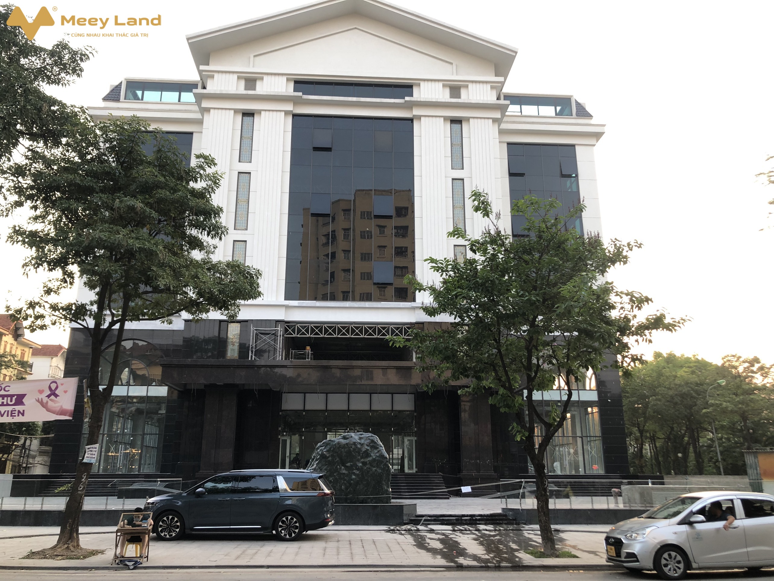 Bán tòa nhà mặt phố đẹp nhất khu đô thị Đại Kim, Định Công, diện tích lớn, 4 mặt tiền