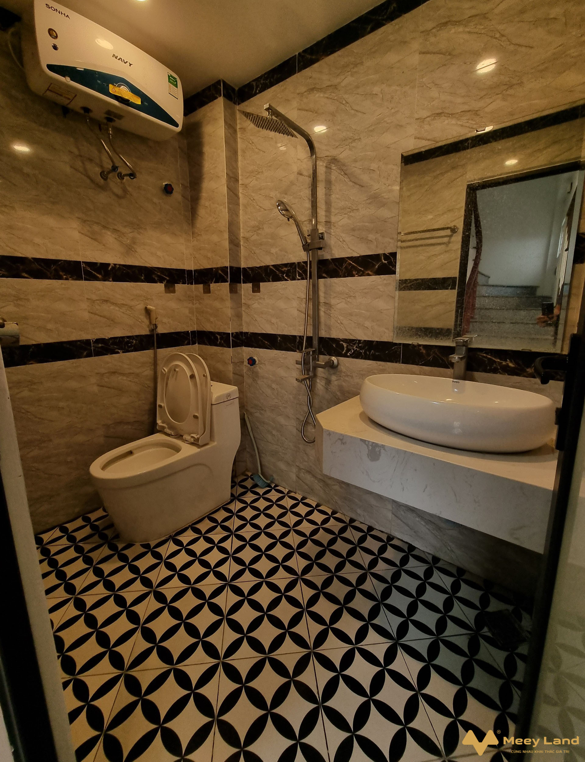 Bán nhà Thạch Bàn gần ngã tư Cổ Linh Thạch Bàn 52m2, 5 tầng, gara ô tô 7 chỗ, ngõ thông giá 4,3 tỷ