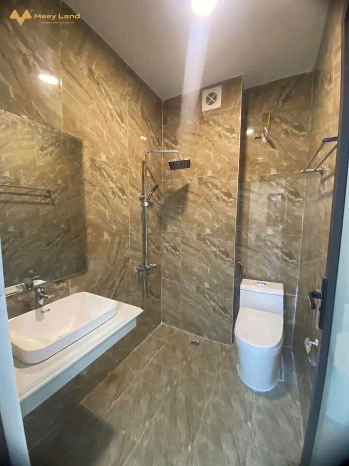 Bán nhà Xuân Phương gần Mỹ Đình 3km xây 5 Tầng,full đồ, ô tô đỗ sát nhà 2.9 tỷDiện tích 35M 5 Tầng : 4 phòng , 3 nhà tắm + 4 wc.+ Tầng 1: phòng khách, phòng bếp, vệ sinh nhỏ.+ Tầng 2+ 3 +4 : mỗi tầng 1 phòng ngủ, phòng tắm + WC+ Tầng 5: phòng nhỏ, gian thờ, sân phơi, máy giặt+ Nhà có nội thất mới đầy đủ công năng sử dụng+ Ngõ rộng thông thoáng gần đường lớn+ Tiện ích đầy đủ Trường học các cấp C1 C2 C3, chợ họp cả ngày buôn bán mọi mặt hàng.- Giá nhà : 2 tỷ 650 triệu ( bao chí phí chuyển nhượng ).- Hỗ trợ vay ngân hàng lãi suất ưu đãi.- Vui lòng liên hệ SDT: 033-388-1623/ 094-495-8199 ( có zalo ).-	Nhận ký gửi mua bán nhà đất Hà Nội.Xin chân thành cảm ơn.