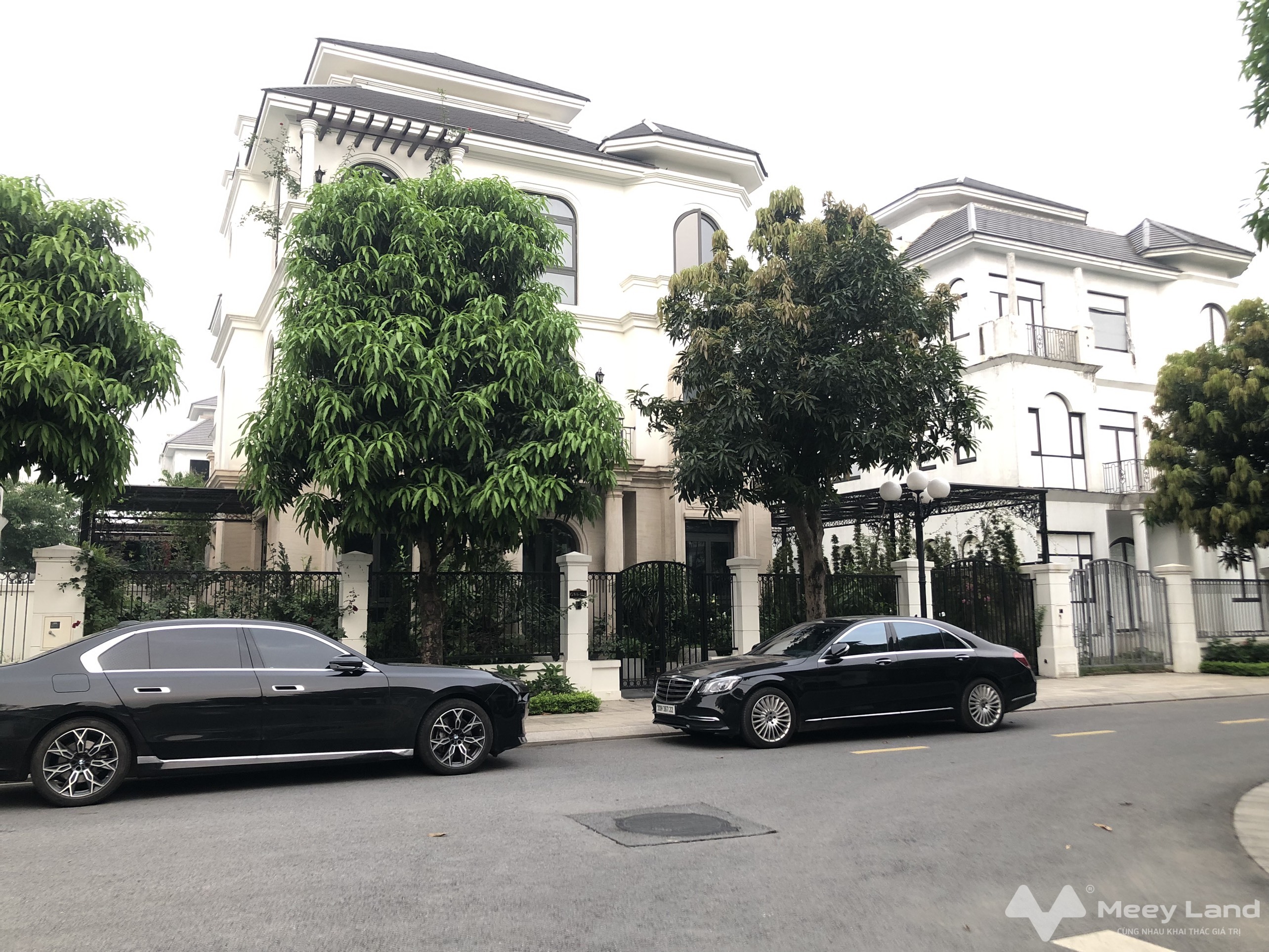 Biệt thự đơn lập mặt hồ Vinhomes Green Villas